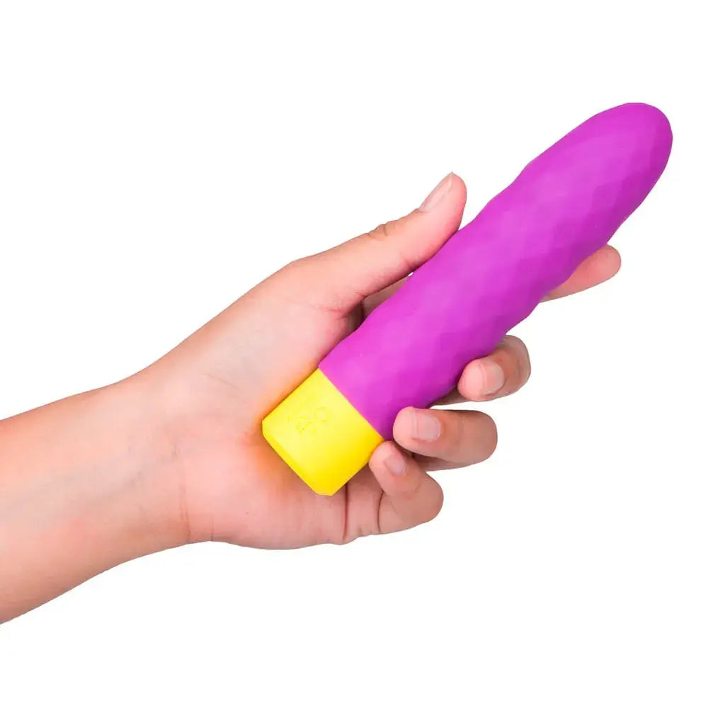 La bala vibradora de Romp será tu mejor aliada para tus momentos más íntimos. Con ella podrás estimular tu zona clitorial y la parte interna de tu zona íntima para una mayor satisfacción.