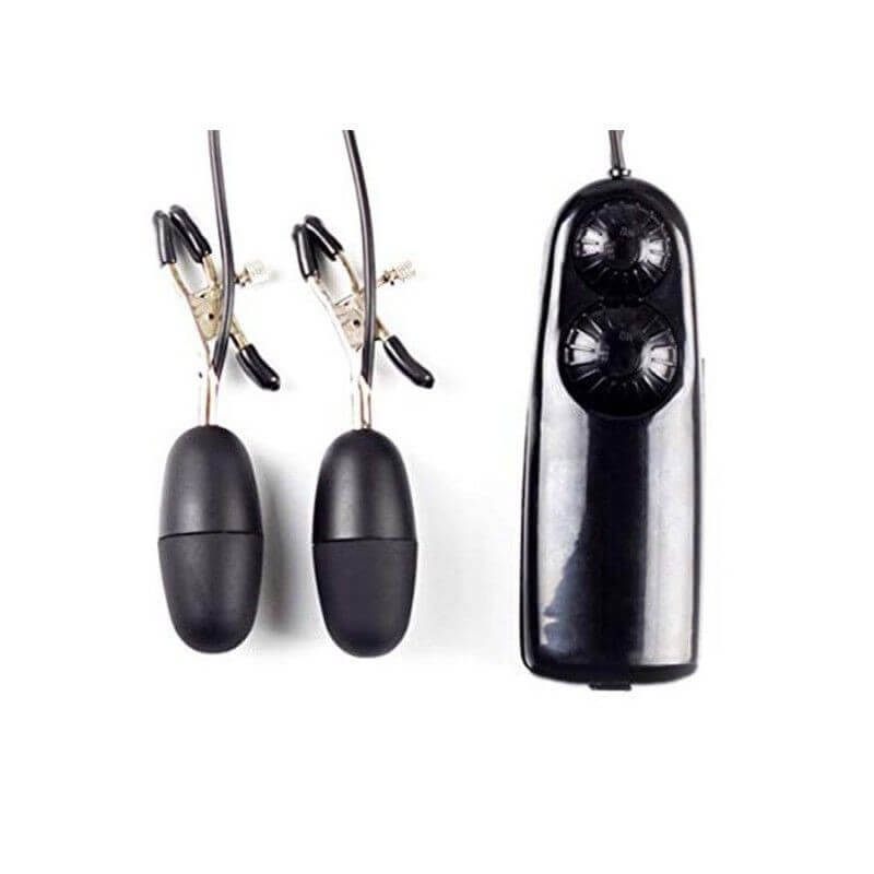 PINZAS PEZONERAS GRADUABLES QUE CUENTAN CON VIBRACIÓN. REQUIEREN DE 3 PILAS AA PARA SU FUNCIONAMIENTO Y CUENTA CON UN RITMO DE VIBRACIÓN QUE AUMENTA Y DISMINUYE SU POTENCIA. CADA PINZA CUENTA CON MOTOR, LO QUE SIGNIFICA QUE PUEDES ENCENDER LA VIBRACIÓN DE AMBOS O UNO A A VEZ. VAN UNIDAS AL MOTOR POR MEDIO DE UN CABLE