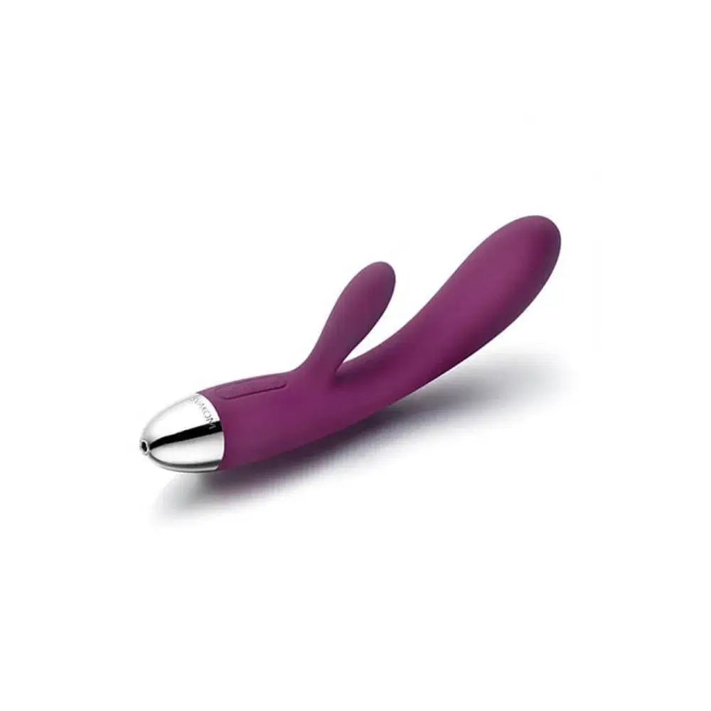 Alice tiene 7 tipos de vibración diferentes y 5 intensidades de vibración para combinar las mejores funciones, más en el modo inteligente SVAKOM que imita en gran medida todo el proceso sexual desde el juego previo hasta el clímax. Simplemente presione el botón S, le espera un maravilloso viaje sexual. Es decir, el juguete por si solo aumentara la intensidad de la vibración para una mejor experiencia de uso.