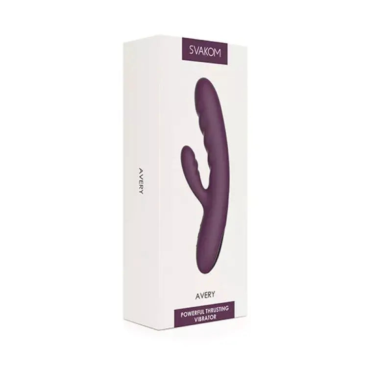 ¡Siente la intensidad con el vibrador Avery! Con su poderoso y profundo empuje y doble estimulación, puedes explorar nuevas sensaciones de placer.
