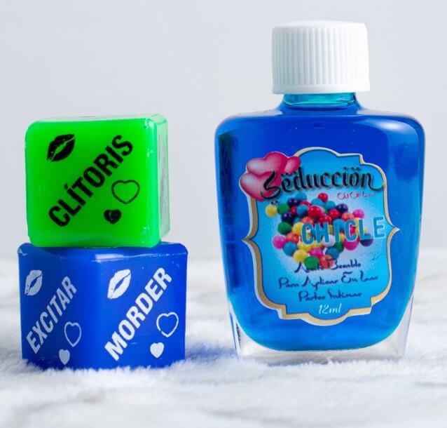 LANZA LOS DADOS Y HACES LA ACCIÓN EN LA PARTE DEL CUERPO QUE TE SALGA, Y SI TE SALE CHUPAR O BESAR PUEDES USAR EL ACEITE PARA SEXO ORAL QUE VIENE CON DELICIOSOS SABORES Y GENERA PLACENTERA SENSACIÓN DE CALOR. INCLUYE: DADOS + ACEITE