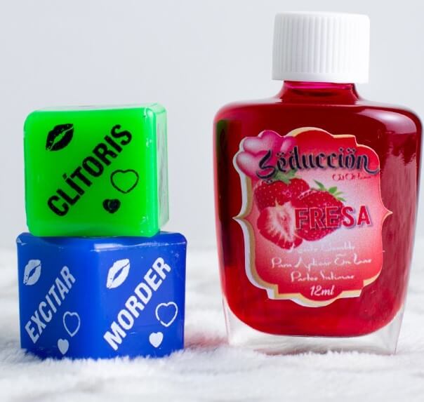 LANZA LOS DADOS Y HACES LA ACCIÓN EN LA PARTE DEL CUERPO QUE TE SALGA, Y SI TE SALE CHUPAR O BESAR PUEDES USAR EL ACEITE PARA SEXO ORAL QUE VIENE CON DELICIOSOS SABORES Y GENERA PLACENTERA SENSACIÓN DE CALOR. INCLUYE: DADOS + ACEITE
