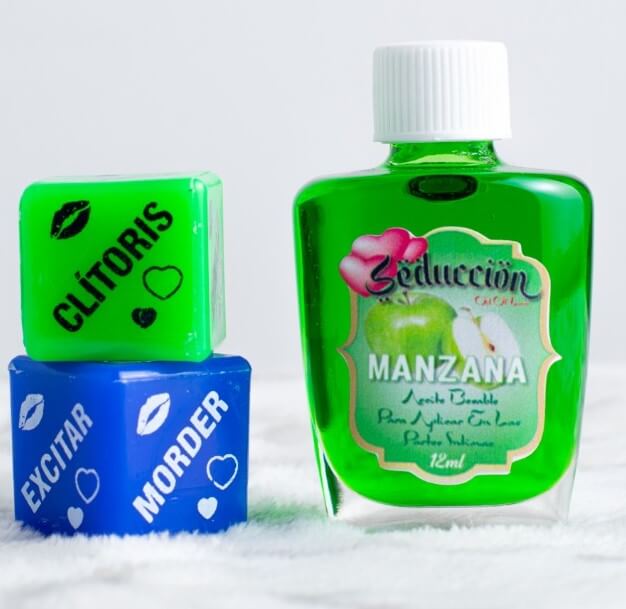 LANZA LOS DADOS Y HACES LA ACCIÓN EN LA PARTE DEL CUERPO QUE TE SALGA, Y SI TE SALE CHUPAR O BESAR PUEDES USAR EL ACEITE PARA SEXO ORAL QUE VIENE CON DELICIOSOS SABORES Y GENERA PLACENTERA SENSACIÓN DE CALOR. INCLUYE: DADOS + ACEITE