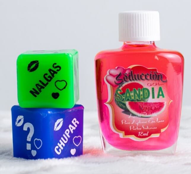 LANZA LOS DADOS Y HACES LA ACCIÓN EN LA PARTE DEL CUERPO QUE TE SALGA, Y SI TE SALE CHUPAR O BESAR PUEDES USAR EL ACEITE PARA SEXO ORAL QUE VIENE CON DELICIOSOS SABORES Y GENERA PLACENTERA SENSACIÓN DE CALOR. INCLUYE: DADOS + ACEITE