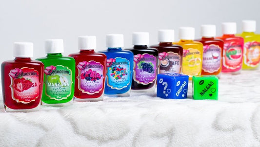 LANZA LOS DADOS Y HACES LA ACCIÓN EN LA PARTE DEL CUERPO QUE TE SALGA, Y SI TE SALE CHUPAR O BESAR PUEDES USAR EL ACEITE PARA SEXO ORAL QUE VIENE CON DELICIOSOS SABORES Y GENERA PLACENTERA SENSACIÓN DE CALOR. INCLUYE: DADOS + ACEITE