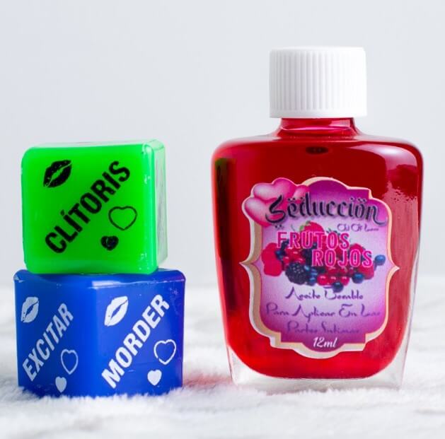 LANZA LOS DADOS Y HACES LA ACCIÓN EN LA PARTE DEL CUERPO QUE TE SALGA, Y SI TE SALE CHUPAR O BESAR PUEDES USAR EL ACEITE PARA SEXO ORAL QUE VIENE CON DELICIOSOS SABORES Y GENERA PLACENTERA SENSACIÓN DE CALOR. INCLUYE: DADOS + ACEITE