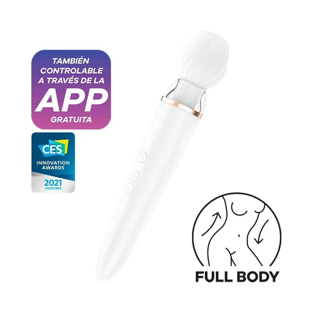 Satisfyer Double Wand-er es la versión más grande las varitas de masaje de Satisfyer que brinda cientos de posibilidades para obtener un tipo de estimulación 100% personalizada. Su nuevo diseño está equipado con 2 cabezales intercambiables: un accesorio de masaje clásico y redondo, y un accesorio para estimular el punto G.