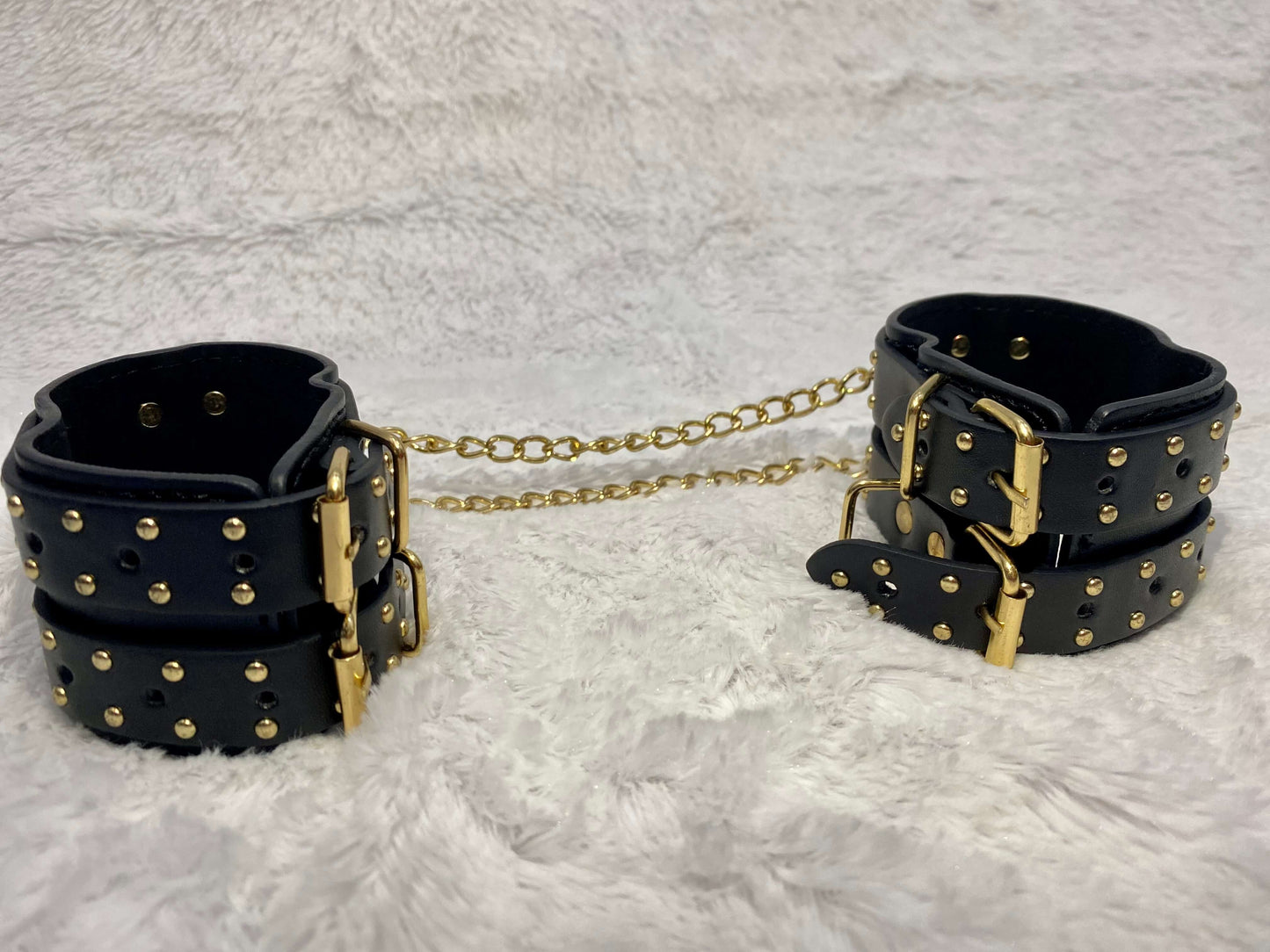 Vive nuevas experiencias y siente el increíble placer de ser sujetado como en 50 sombras de Grey. Disfruta de juegos de dominación y sumisión. Diseño elegante y sofisticado para sorprender a tu pareja, diviértete y experimenta, son increíbles para lograr emociones de restricción, servidumbre, todo lo que tu imaginación pueda contemplar. 