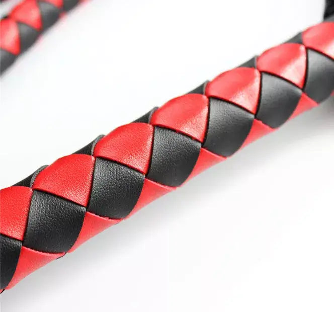 LATIGO FABRICADO EN CUERO SINTETICO. COLOR NEGRO/ROJO MANGO PARA FACIL AGARRE 1,40 CM