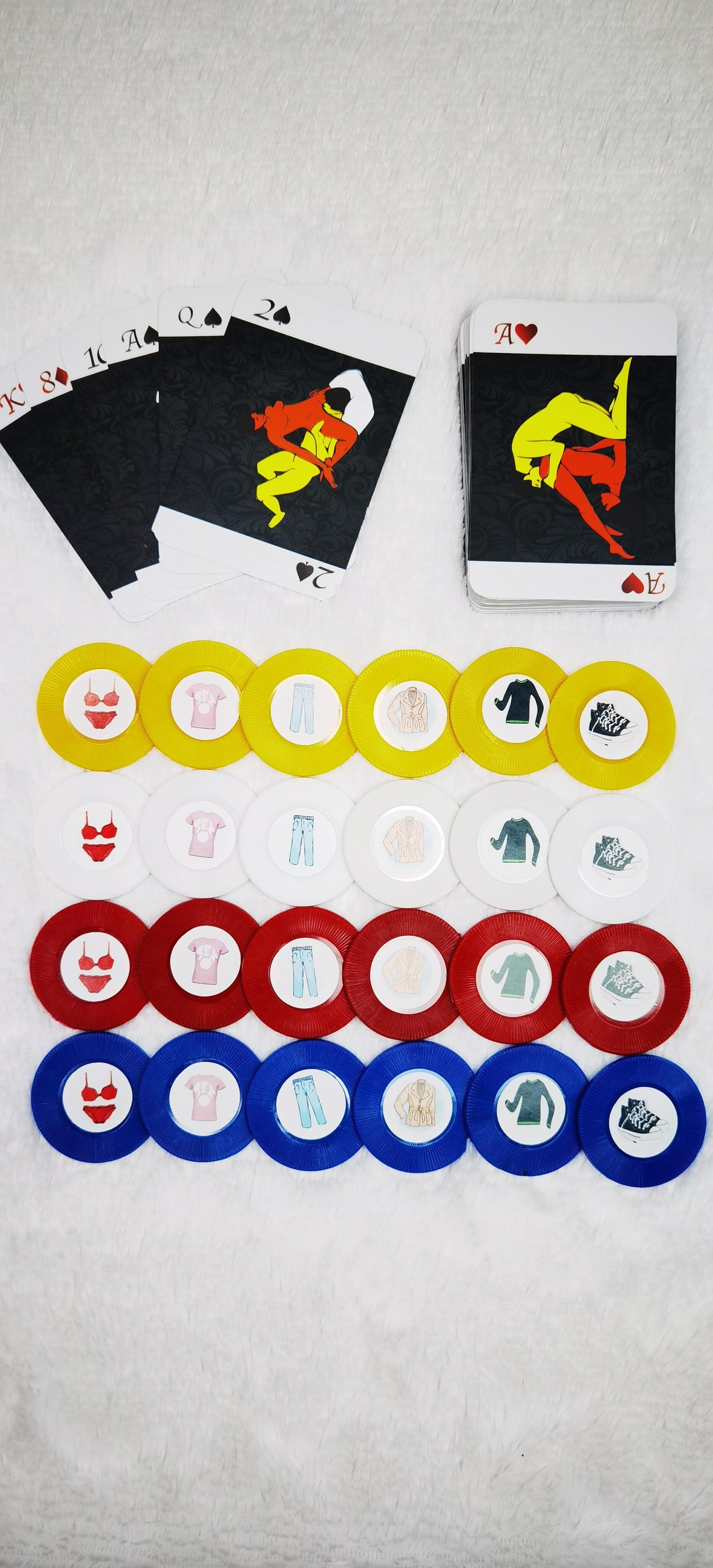 JUEGO DE POKER PARA 4 PERSONAS DONDE LO QUE SE APUESTAN SON LAS PRENDAS, SUS CARTAS CONTIENEN POSES ERÓTICAS Y SE PUEDEN USAR PARA OTRO TIPO DE JUEGO. INCLUYE: FICHAS Y TARJETAS