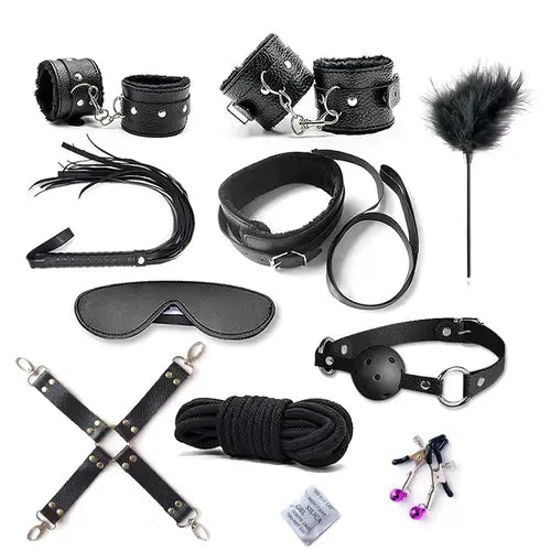 ¿No sabes como complacer a tu pareja en una ocasión especial? ¡Sorprende a tu pareja con este a kit fetiche de 10 piezas! Este kit es perfecto para dejar a tu pareja con la boca abierta y sorprender de la forma que más le gusta, tendrá ganas de acostarse contigo como nunca; ten una noche llena de placer y dale lo que le hace falta a tu vida sexual, y ¿Por qué no complementar este kit con un seductor disfraz? Es perfecto para comenzar en el Bondage