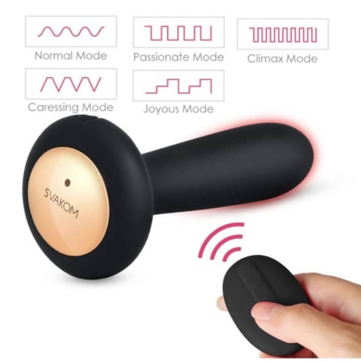 ESTIMULADOR ANAL INTERACTIVO CON CONTROL REMOTO, FABRICADO EN SILICONA MÉDICA, RECARGABLE, A PRUEBA DE SALPICADURAS. CUENTA CON 5 MODOS DIFERENTES DE VIBRACIÓN Y 5 INTENSIDADES DE FUERZA EN CADA MODO DE VIBRACIÓN. SE PUEDE UTILIZAR CON O SIN MANDO A DISTANCIA Y TIENE FUNCIÓN DE TEMPERATURA, AUMENTA SU CALOR HASTA 38 °C