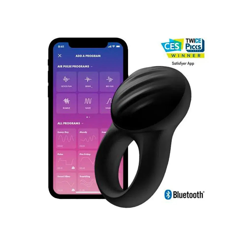 Te presentamos el último diseño Satisfyer para estimulación masculina o en parejas... El fascinante Anillo Vibrador para el Pene Satisfyer Signet Ring, diseñado estratégicamente para adaptarse a cualquier forma y tamaño de pene, restringe el flujo sanguíneo ayudando a potenciar tus erecciones, retrasando la eyaculación y prolongando las relaciones sexuales con la pareja.