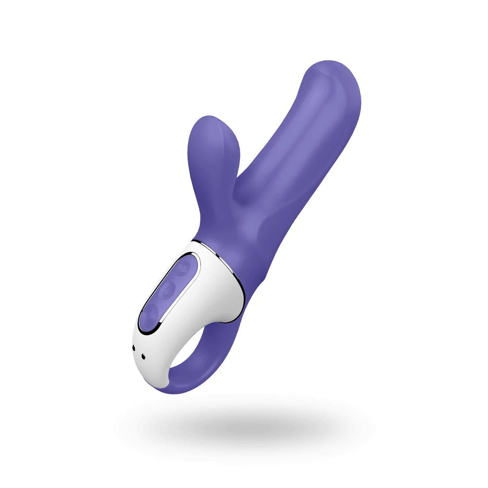MAGIC BUNNY ES UN JUGUETE DOBLE ESTIMULO QUE GRACIAS A SUS DOS MOTORES, NO ACARICIARÁ SOLAMENTE TU PUNTO G, YA QUE DISPONE DE UN ESTIMULADOR PARA LA ESTIMULACIÓN DEL CLÍTORIS. EL MANGO CURVO Y EXTENSO ALCANZA PERFECTAMENTE EL PUNTO G,