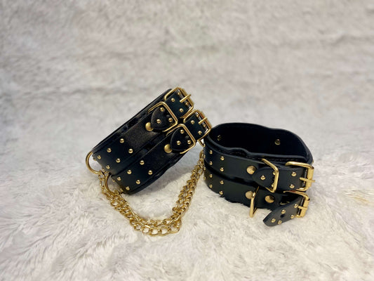 Vive nuevas experiencias y siente el increíble placer de ser sujetado como en 50 sombras de Grey. Disfruta de juegos de dominación y sumisión. Diseño elegante y sofisticado para sorprender a tu pareja, diviértete y experimenta, son increíbles para lograr emociones de restricción, servidumbre, todo lo que tu imaginación pueda contemplar. 