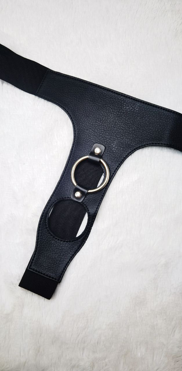 ARNES EN EL CUAL PUEDES PONER DOS DILDOS PARA DOBLE PENETREACIÓN. TAMBIEN PUEDES PONER UN DILDO Y POR EL OTRO ORIFICIO INTRODUCES EL PENE Y PRACTICAR DOBLE PENERACIÓN. CUERO AJUSTABLE.