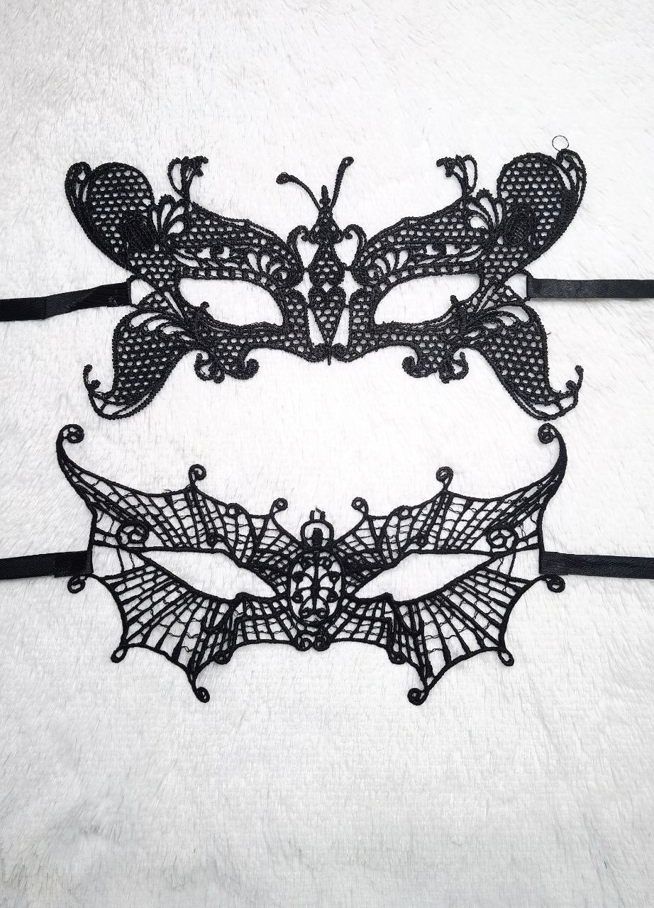 Sumérgete en un mundo de sensualidad y misterio con nuestro Antifaz Deluxe. Este accesorio elegante y seductor está diseñado para añadir un toque de intriga y excitación a tus encuentros íntimos. Fabricado con materiales de alta calidad, el Antifaz Deluxe es suave al tacto y cómodo de llevar.