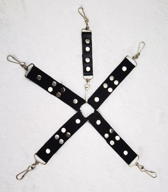 ACCESORIO DE BONDAGE QUE PERMITE PONER ESPOSAS PARA TOBILLOS Y MUÑECAS. TAMBIEN PERMITE PONER ACCESORIO PARA EL CUELLO Descubre nuevas dimensiones del placer con nuestro accesorio de bondage. Perfecto para principiantes y entusiastas del BDSM, este accesorio ofrece comodidad y seguridad. Material: Suave y duradero. Diseño: Elegante y ergonómico. Funcionalidad: Ideal para restricción de movimientos. Seguridad: Cierres ajustables y seguros. Limpieza: Fácil de limpiar.