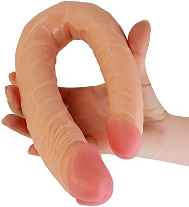 ESTIMULADOR DE ASPECTO REAL DOBLE PUNTA, FABRICADO EN TPR UN MATERIAL FLEXIBLE Y SUAVE IDEAL PARA USO DE DOS CHICAS Y PARA DOBLE PENETRACIÓN (ANAL Y VAGINAL) CUENTA CON EXTREMO MAS DELGADO QUE EL OTRO.