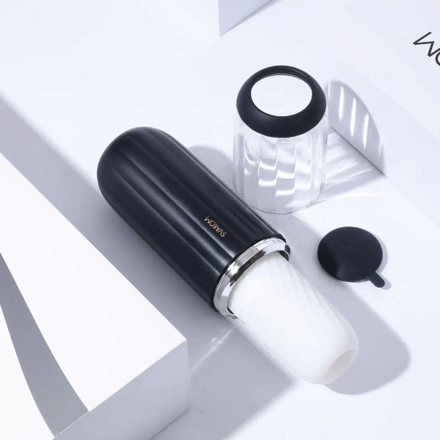 ALEX NEO SVAKOM ES UN MASTURBADOR DISEÑADO PARA EL PLACER PERSONAL, SU LONGITUD Y TEXTURA PERMITE ADAPTARSE A CUALQUIER TAMAÑO, ADEMAS INCORPORA 5 ESCENARIOS DE FANTASIA: PLAYA, BOSQUE, AULA, AVION Y OFICINA, LO PUEDES MANEJAR POR MEDIO DE UNA APLICACIÓN O MANUALMENTE, SOLO CIERRA LOS OJOS Y DEJATE LLEVAR POR EL PLACER.