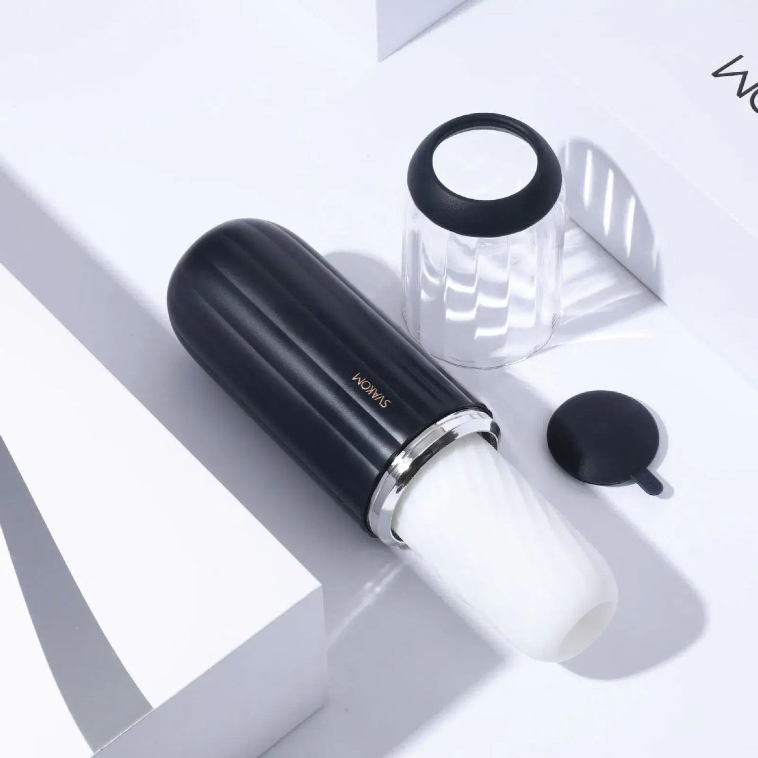 ALEX NEO SVAKOM ES UN MASTURBADOR DISEÑADO PARA EL PLACER PERSONAL, SU LONGITUD Y TEXTURA PERMITE ADAPTARSE A CUALQUIER TAMAÑO, ADEMAS INCORPORA 5 ESCENARIOS DE FANTASIA: PLAYA, BOSQUE, AULA, AVION Y OFICINA, LO PUEDES MANEJAR POR MEDIO DE UNA APLICACIÓN O MANUALMENTE, SOLO CIERRA LOS OJOS Y DEJATE LLEVAR POR EL PLACER.