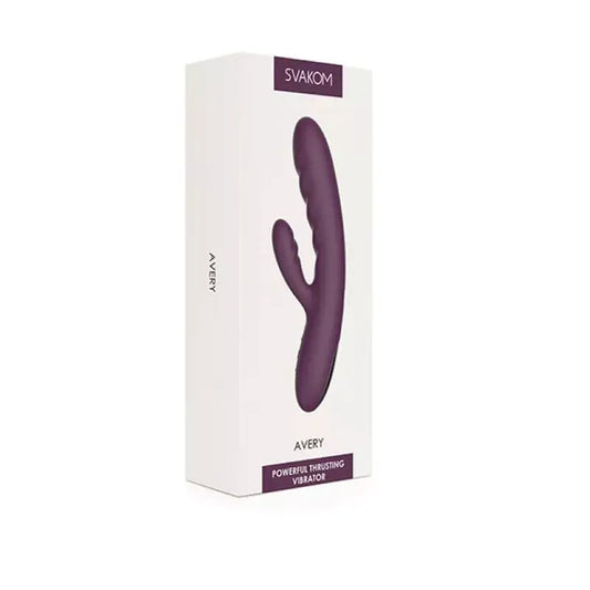 ¡Siente la intensidad con el vibrador Avery! Con su poderoso y profundo empuje y doble estimulación, puedes explorar nuevas sensaciones de placer.