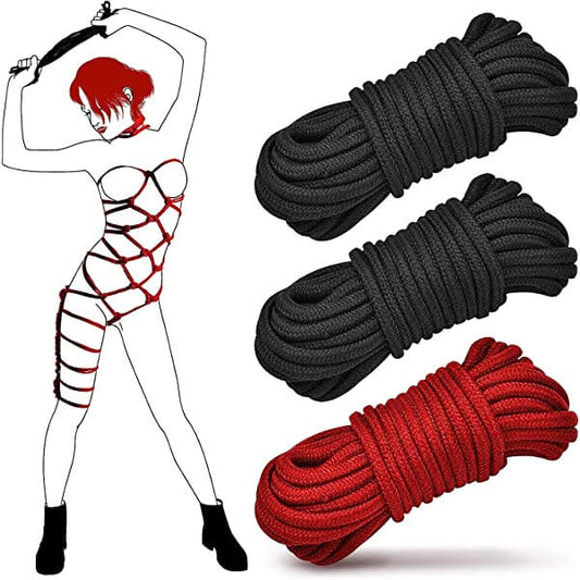 Sumérgete en el arte del bondage con la cuerda sado y aprende a realizar los nudos más sensuales para las ataduras corporales en pareja, sin roces ni irritaciones gracias a su suave textura. Una experiencia tan excitante y sensual cuyo arte lucirá sobre vuestra piel.