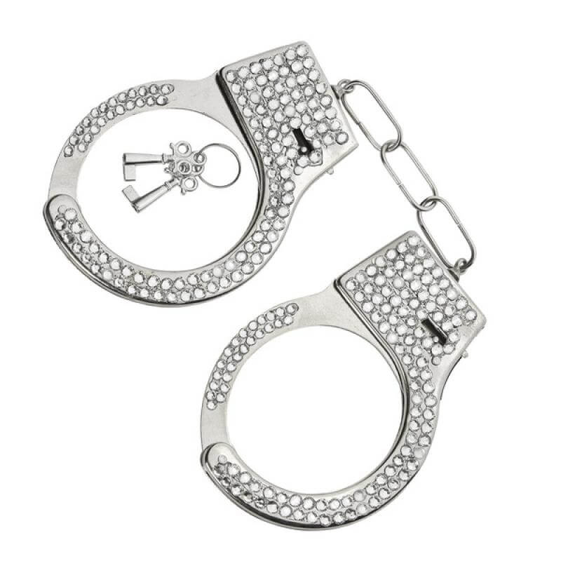 Accesorio de juego sexual diseñado para parejas que desean explorar prácticas de BDSM. Hechas de metal resistente y pulido, estas esposas ofrecen una estética elegante y duradera. Vienen con llaves para mayor seguridad y facilidad de liberación, y tienen un mecanismo de cierre ajustable para un ajuste cómodo y seguro en las muñecas. Su acabado brillante les da un toque sofisticado, ideal tanto para principiantes como para aficionados avanzados del BDSM.