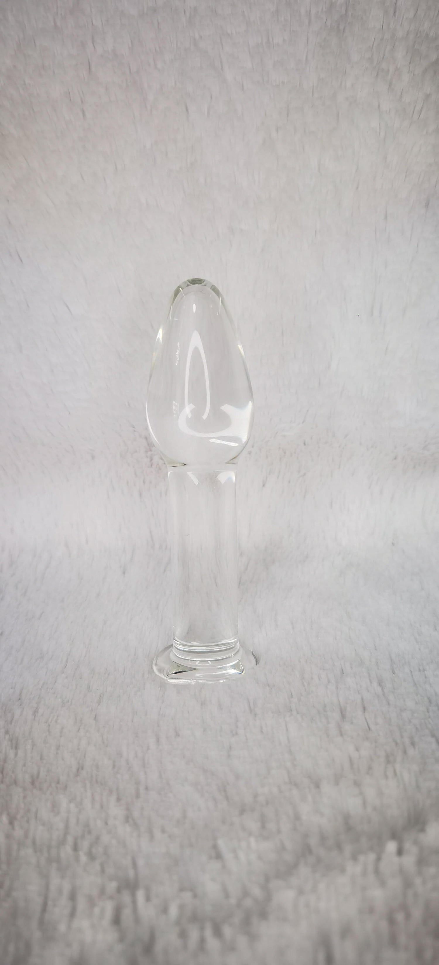 ESTIMULADOR ANAL O VAGINAL FABRICADO EN CRISTAL, MATERIAL NO MICROPOROSO. PERMITE AGREGARLE TEMPERATURA, SI LO SUMERGES EN AGUA FRÍA LO SENTIRÁS FRIO Y SI LO SUMERGES EN AGUA CALIENTE LO SENTIRAS CALIENTE.