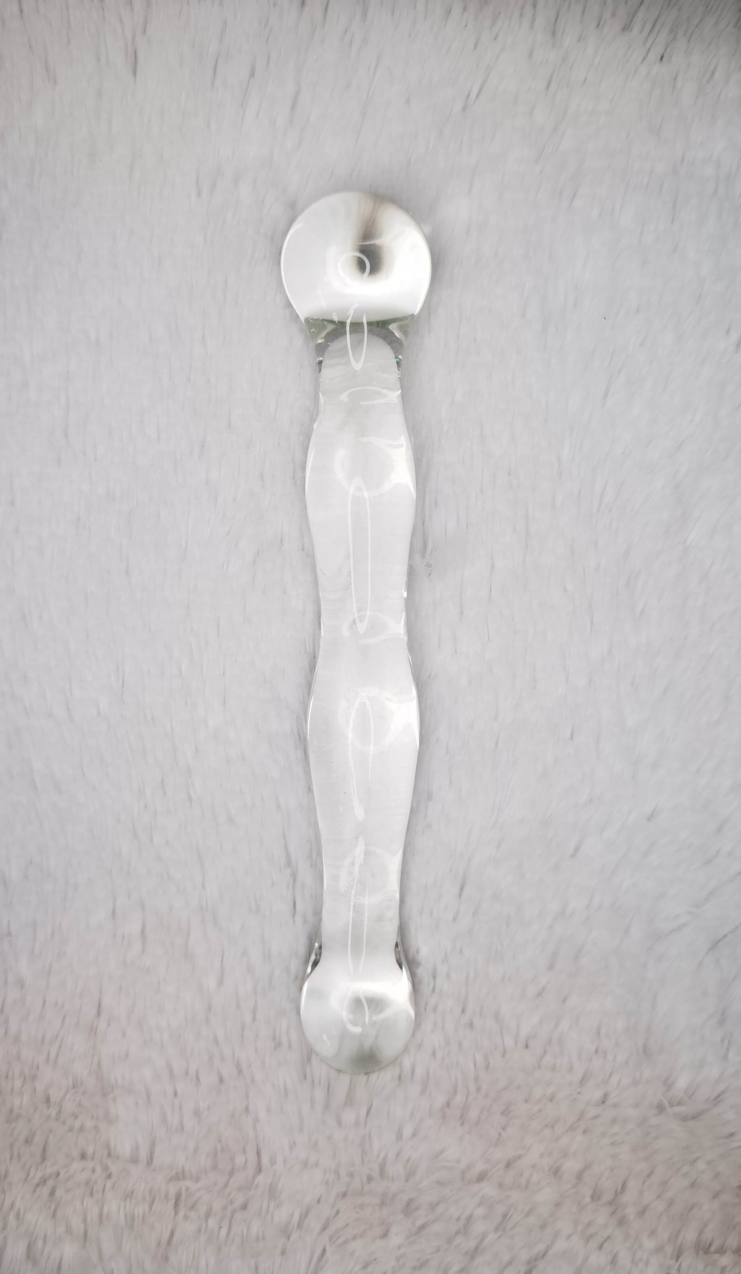 ESTIMULADOR ANAL O VAGINAL FABRICADO EN CRISTAL, MATERIAL NO MICROPOROSO. PERMITE AGREGARLE TEMPERATURA, SI LO SUMERGES EN AGUA FRÍA LO SENTIRÁS FRIO Y SI LO SUMERGES EN AGUA CALIENTE LO SENTIRAS CALIENTE.