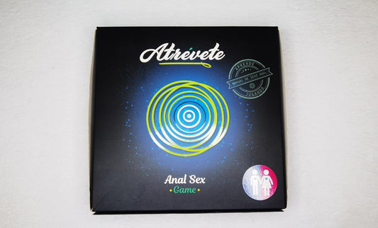 JUEGO DE SEXO ANAL PARA PRINCIPIANTES. INCLUYE: UN TABLERO,36 TARJETAS DE PRUEBAS DADOS Y FICHAS, UN LUBRICANTE ANAL, UNA CINTA AMARRE, UNAS BOLAS ANALES Y JUEGO TIPO RULETA. VARIACION LGTBI+
