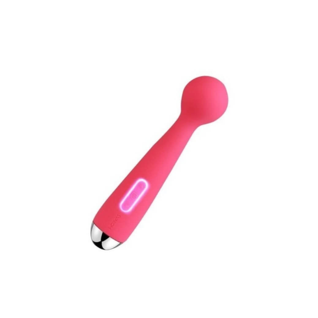 MINI EMMA CUENTA CON UNA CABEZA VIBRADORA Y FLEXIBLE LO QUE SIGNIFICA QUE PUEDES USARLO DE CUALQUIER FORMA, YA SEA PARA ESTÍMULO DEL CLÍTORIS O VAGINAL. FABRICADO EN SILICONA MÉDICA, A PRUEBA DE SALPICADURAS, RECARGABLE, CUENTA CON VARIOS RITMOS DE VIBRACIÓN A LOS CUALES LES PUEDES AUMENTAR Y DIMINUIR SU INTENSIDAD, TAMBIÉN CUENTA CON UN MODO DE VIBRACIÓN INTELIGENTE QUE A LA HORA DE ENCENDERLO ROTA SUS RITMOS DE VIBRACIÓN DE FORMA ALEATORIA PERMITIENDO QUE VIVAS DIFERENTES EXPERIENCIAS.