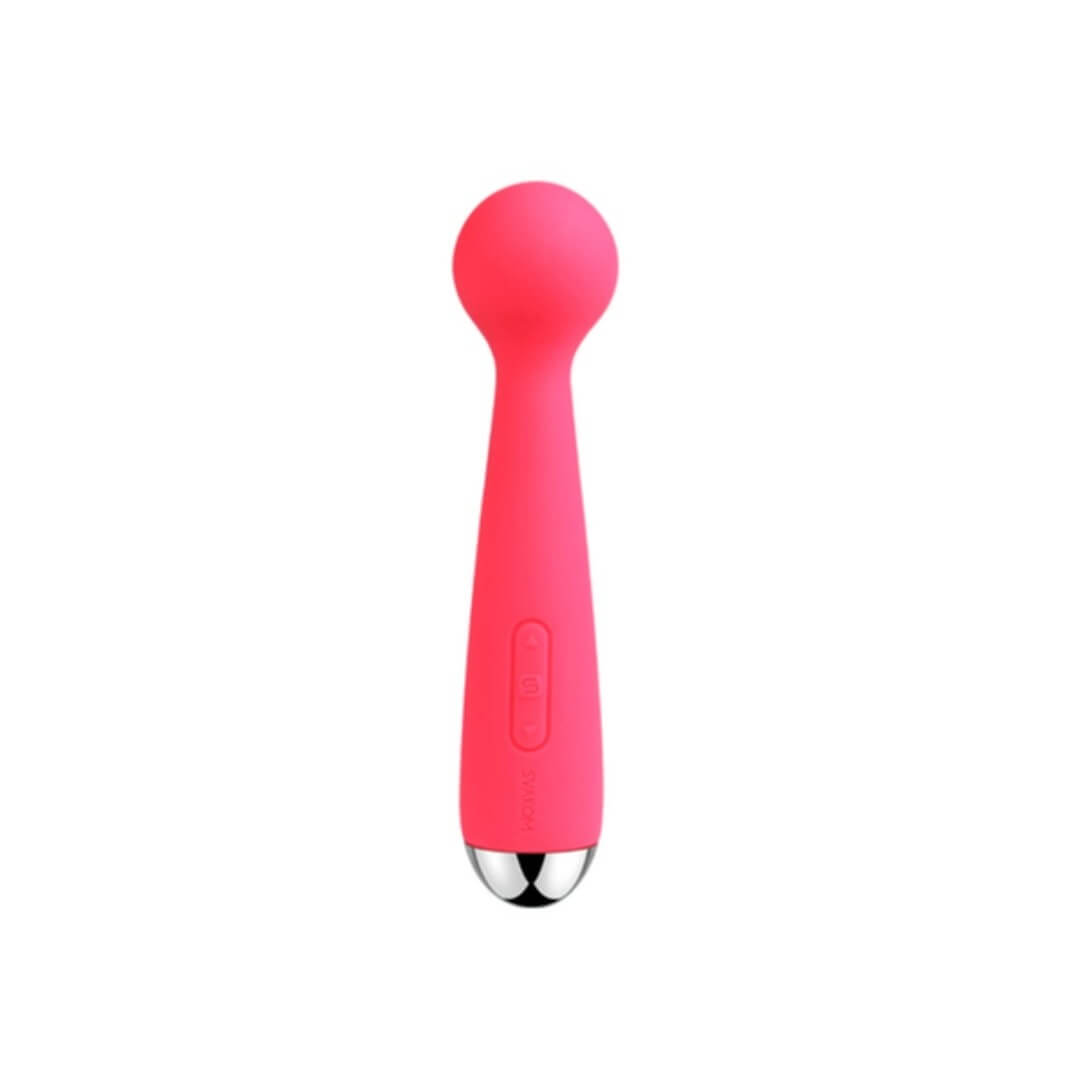 MINI EMMA CUENTA CON UNA CABEZA VIBRADORA Y FLEXIBLE LO QUE SIGNIFICA QUE PUEDES USARLO DE CUALQUIER FORMA, YA SEA PARA ESTÍMULO DEL CLÍTORIS O VAGINAL. FABRICADO EN SILICONA MÉDICA, A PRUEBA DE SALPICADURAS, RECARGABLE, CUENTA CON VARIOS RITMOS DE VIBRACIÓN A LOS CUALES LES PUEDES AUMENTAR Y DIMINUIR SU INTENSIDAD, TAMBIÉN CUENTA CON UN MODO DE VIBRACIÓN INTELIGENTE QUE A LA HORA DE ENCENDERLO ROTA SUS RITMOS DE VIBRACIÓN DE FORMA ALEATORIA PERMITIENDO QUE VIVAS DIFERENTES EXPERIENCIAS.