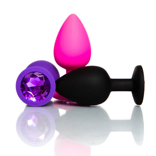 Descubre el lujo y la sensualidad con nuestro Plug Anal de Joya de Silicona. Hecho de silicona médica suave y segura, presenta una hermosa joya en la base para un toque de glamour. Disponible en varios tamaños, su diseño ergonómico facilita una inserción cómoda y placentera. Ideal para juegos preliminares y uso discreto durante el día. Fácil de limpiar y mantener. -Material de Alta Calidad -Diseño Elegante -Tamaño Ideal -Forma Ergonómica