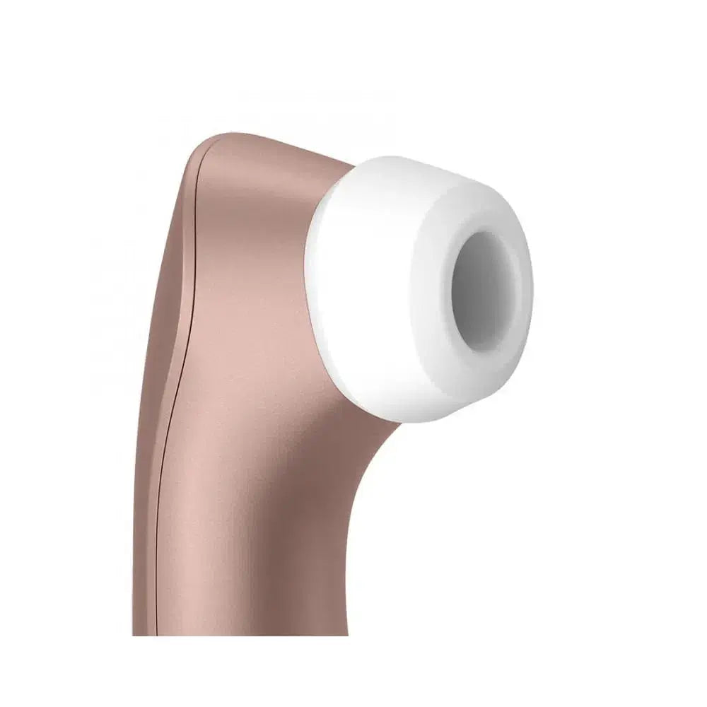 El diseño del nuevo&nbsp;Satisfyer Pro 2+&nbsp;combina el elegante tono oro rosa mate con una nueva forma que conquista con sus curvas y arcos ergonómicos.  Este encantador juguete erótico se adapta perfectamente a la mano y su amplio cabezal acaricia plenamente el clítoris con sus dos funciones que, gracias a su poderoso motor, permitirán alcanzar el orgasmo en el menor tiempo posible.