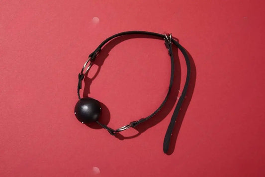 ESTA MORDAZA RESPIRABLE ES PERFECTA, PUEDES DOMINAR A TU PAREJA CON EL SILENCIO SIN MALTRATARLA, ES MUY COMODA Y DE MATERIAL MUY FUERTE PARA QUE PUEDA MORDER AL GUSTO. SU FACIL MANEJO ES PERFECTO PARA PRINCIPIANTES O YA EXPERIMENTADOS.