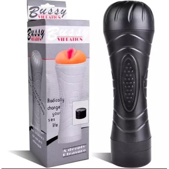 VAGINA MASTURBADORA MASCULINA CON ASPECTO DE LINTERNA LO QUE LA HACE PASAR DESAPERCIBIDA. LA VAGINA ES FABRICADA EN SILICONA REAL FEEL, MUY SUAVE AL TACTO, FLEXIBLE Y TEXTURIZADA POR DENTRO, SU PARTE EXTERNA ES FABRICADA EN ABS Y PERMITE PONERLA Y QUITARLA PARA SU LIMPIEZA.